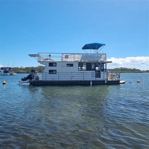 Slade and Alexander provided weekend tourist buses from Nambour to the seaside town of Maroochydore. . Maroochy river houseboats